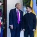 Donald Trump, saluda al presidente ucraniano, Volodymyr Zelensky, a su llegada al Ala Oeste de la Casa Blanca el 17 de octubre de 2025. Foto: EFE/EPA/SHAWN THEW