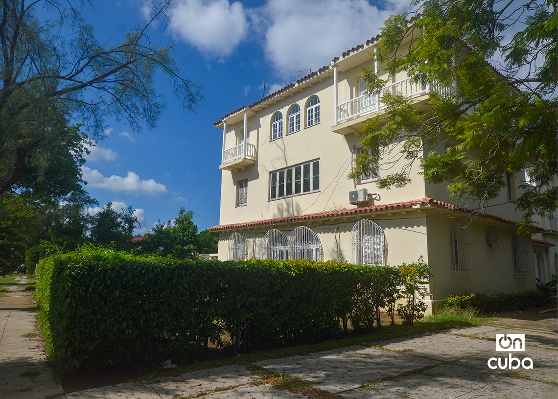 Construcción en la Quinta Avenida de Miramar, en La Habana. Foto: Otmaro Rodríguez.