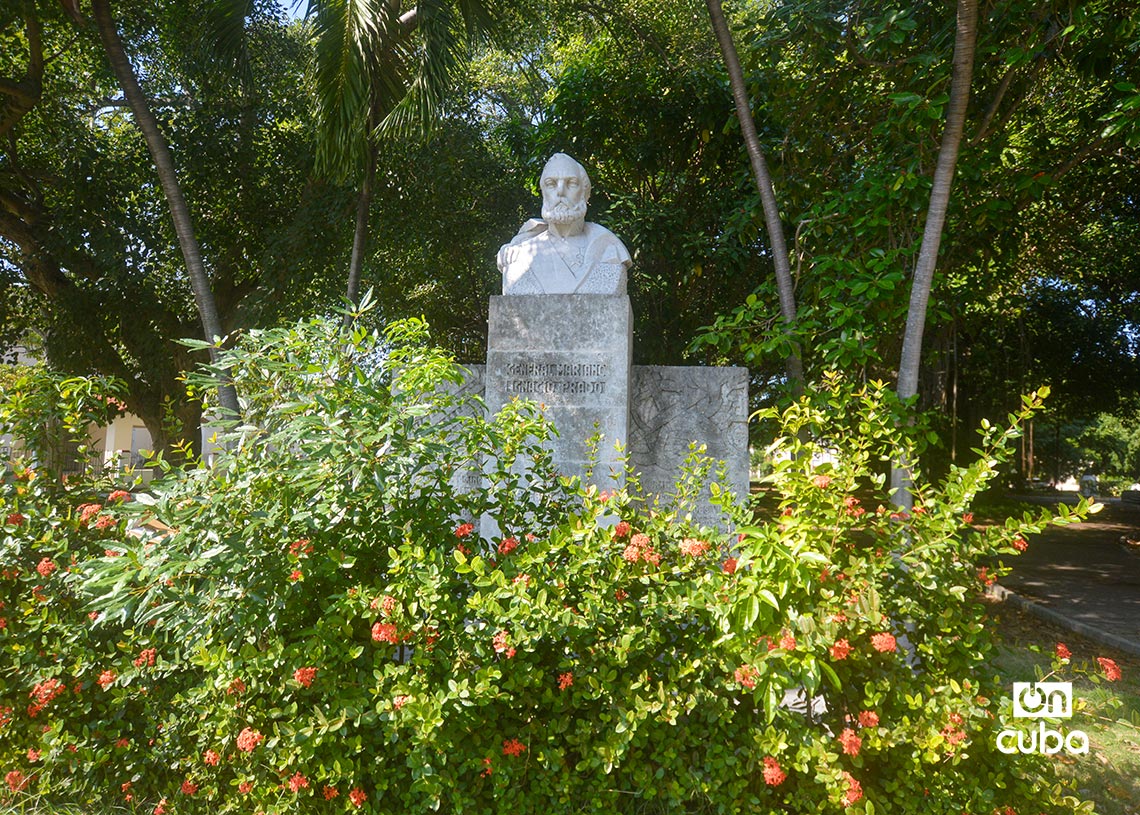 Busto del General Mariano Ignacio Prado, dos veces presidente de la republica del Perú, en un parque en la Quinta Avenida de Miramar, en La Habana. Foto: Otmaro Rodríguez.