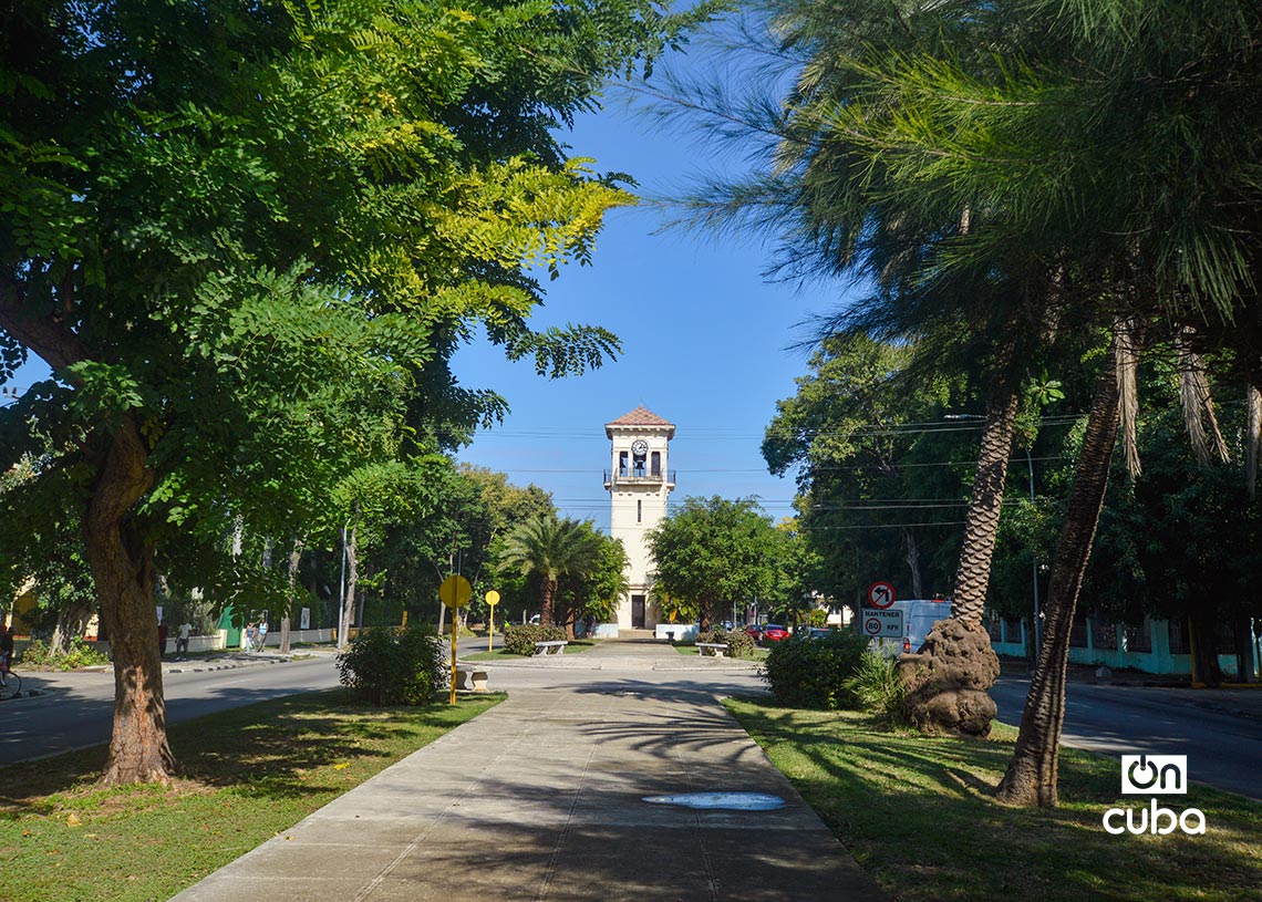 Torre reloj en la Quinta Avenida de Miramar, en La Habana. Foto: Otmaro Rodríguez.