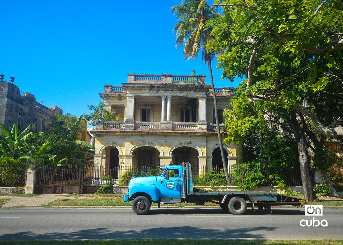 Antigua mansión en la Quinta Avenida de Miramar, en La Habana. Foto: Otmaro Rodríguez.