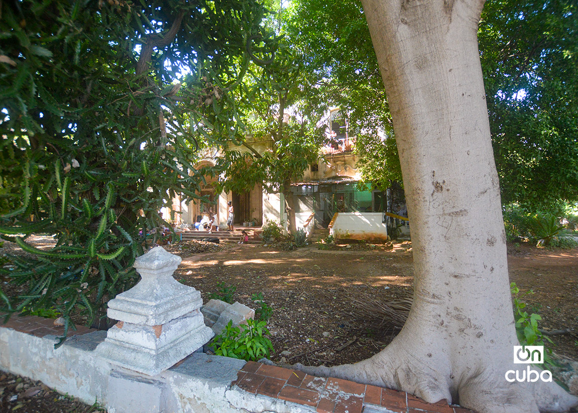 Antigua mansión en la Quinta Avenida de Miramar, en La Habana. Foto: Otmaro Rodríguez.