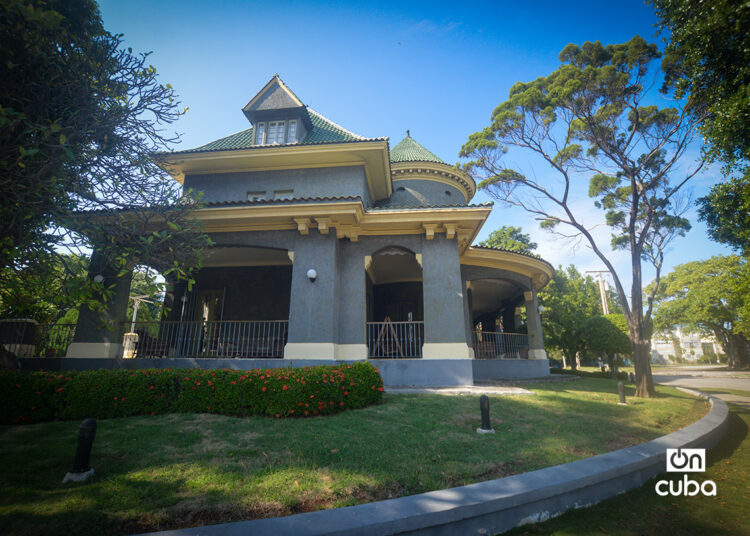 Casa de las Tejas Verdes, en la Quinta Avenida de Miramar, en La Habana. Foto: Otmaro Rodríguez.