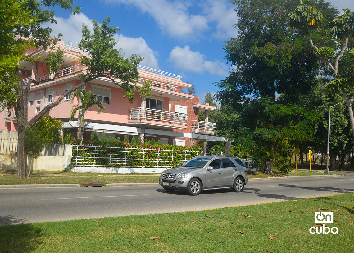 La Quinta Avenida de Miramar, en La Habana. Foto: Otmaro Rodríguez.
