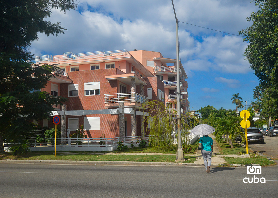 La Quinta Avenida de Miramar, en La Habana. Foto: Otmaro Rodríguez.