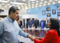 Fotografía cedida por Prensa Miraflores del presidente de Venezuela, Nicolás Maduro, saludando a la vicepresidenta, Delcy Rodríguez, en una reunión del Consejo de Ministros en Caracas. Foto: Prensa Miraflores / EFE.