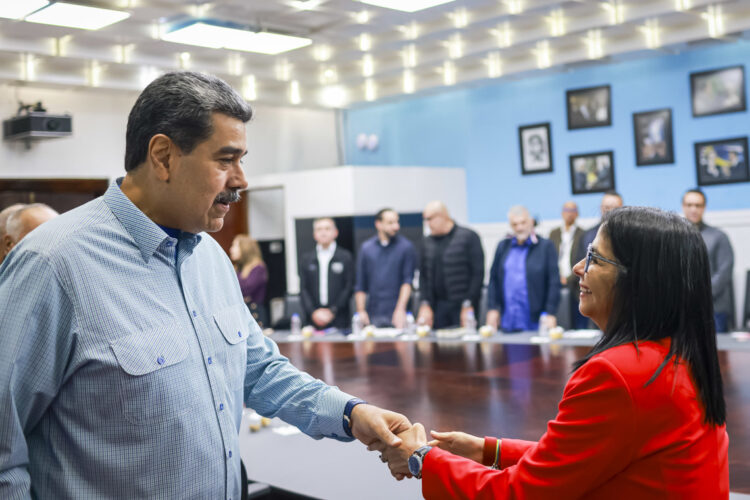 Fotografía cedida por Prensa Miraflores del presidente de Venezuela, Nicolás Maduro, saludando a la vicepresidenta, Delcy Rodríguez, en una reunión del Consejo de Ministros en Caracas. Foto: Prensa Miraflores / EFE.