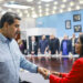 Fotografía cedida por Prensa Miraflores del presidente de Venezuela, Nicolás Maduro, saludando a la vicepresidenta, Delcy Rodríguez, en una reunión del Consejo de Ministros en Caracas. Foto: Prensa Miraflores / EFE.