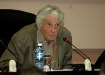 Armand Mattelart en Cuba al recibir el Honoris Causa por la Universidad de La Habana. Foto: Periódico Trabajadores.