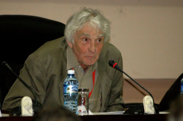 Armand Mattelart en Cuba al recibir el Honoris Causa por la Universidad de La Habana. Foto: Periódico Trabajadores.
