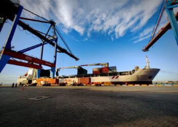 Barco con el envío del ALBA zarpó del puerto de La Guaira, Venezuela. Foto: Cuba Información