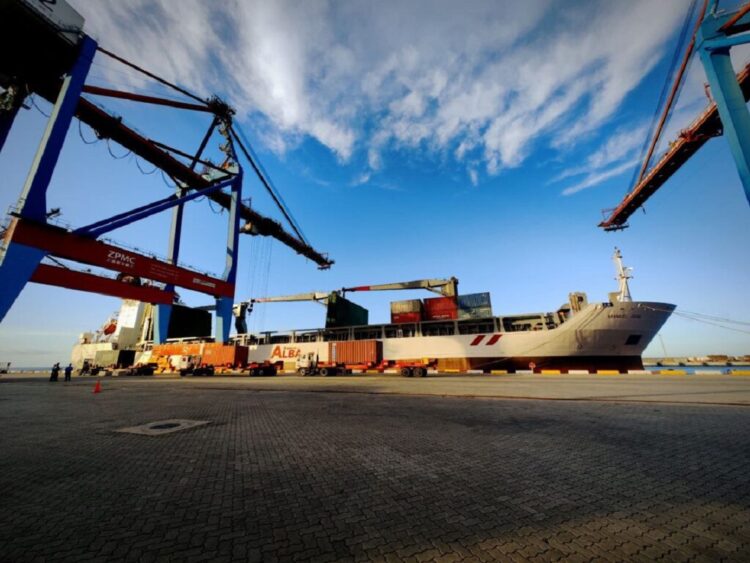 Barco con el envío del ALBA zarpó del puerto de La Guaira, Venezuela. Foto: Cuba Información