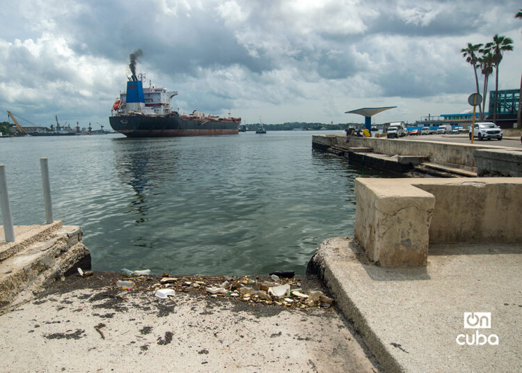 Barco de combustible en la Bahía de La Habana. Foto: Otmaro Rodríguez, archivo.
