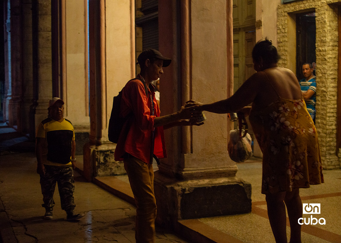 Trabajadores de Comunales recogen basura entregada por vecinos de La Habana. Foto: Otmaro Rodríguez.