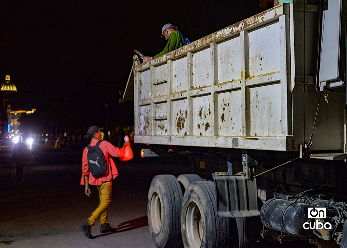 Trabajadores de Comunales recogen basura entregada por vecinos de La Habana. Foto: Otmaro Rodríguez.