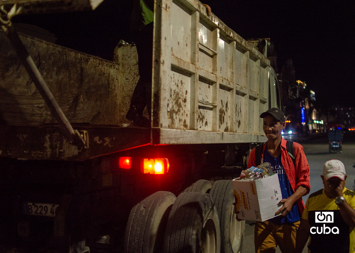 Trabajadores de Comunales recogen basura entregada por vecinos de La Habana. Foto: Otmaro Rodríguez.