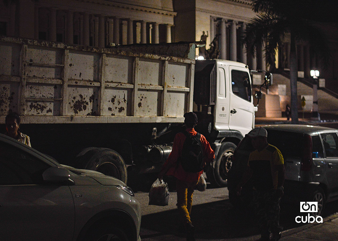 Trabajadores de Comunales recogen basura entregada por vecinos de La Habana. Foto: Otmaro Rodríguez.