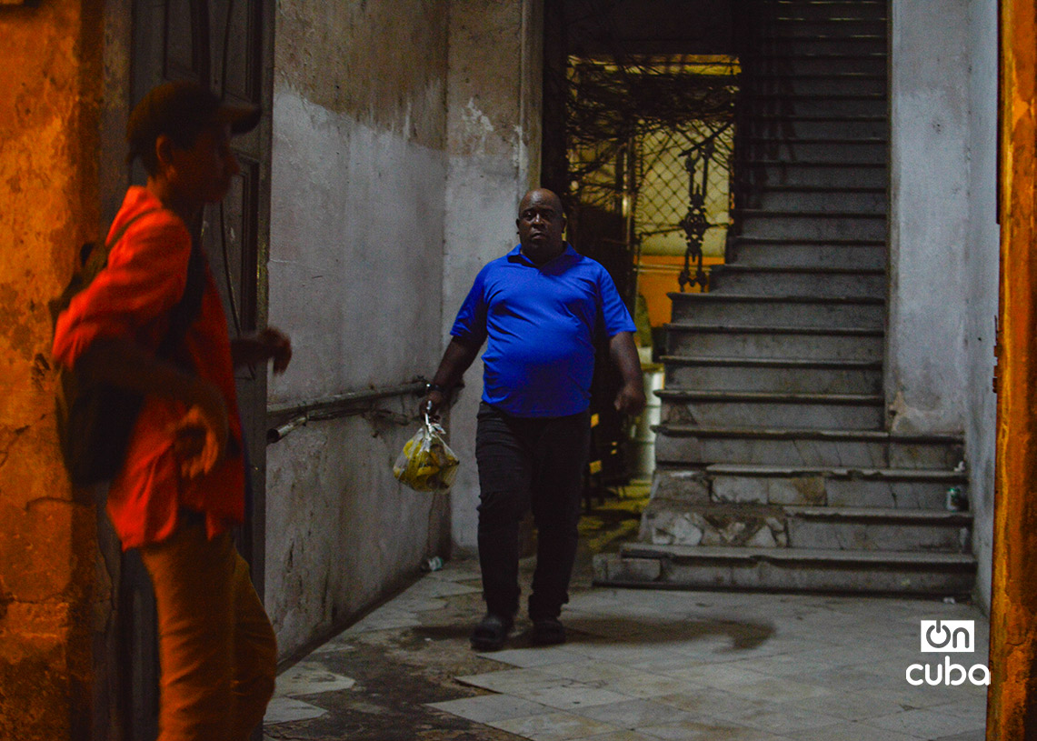 Habaneros llevan sus bolsas de basura hasta un camión colector. Foto: Otmaro Rodríguez.