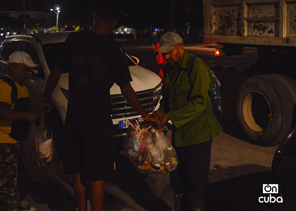 Trabajadores de Comunales recogen basura entregada por vecinos de La Habana. Foto: Otmaro Rodríguez.