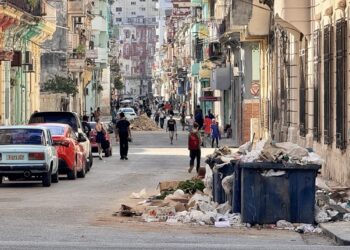 Basura acumulada en una céntrica calle de La Habana. Foto: OnCuba.