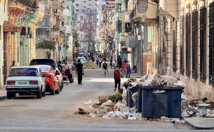 Basura acumulada en una céntrica calle de La Habana. Foto: OnCuba.