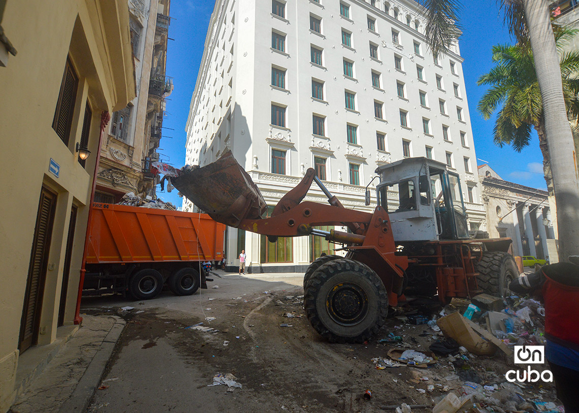Recogida de basura en La Habana. Foto: Otmaro Rodríguez.