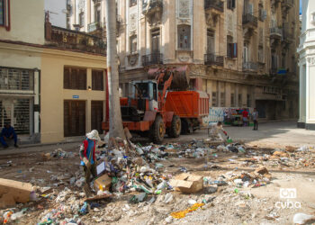 Recogida de basura en La Habana. Foto: Otmaro Rodríguez.