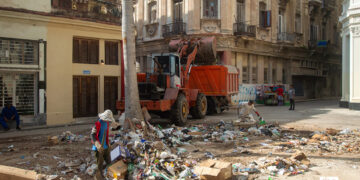 Recogida de basura en La Habana. Foto: Otmaro Rodríguez.
