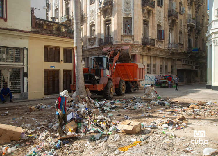Recogida de basura en La Habana. Foto: Otmaro Rodríguez.