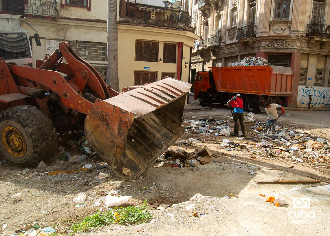 Recogida de basura en La Habana. Foto: Otmaro Rodríguez.