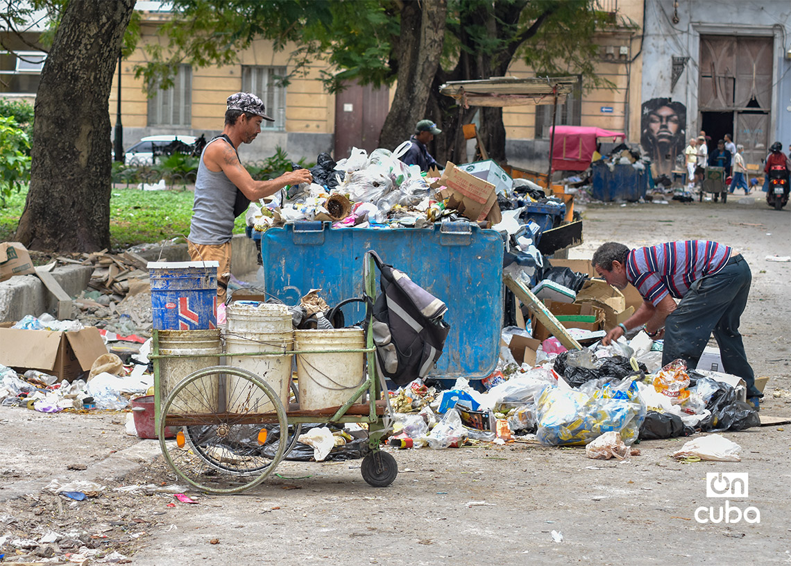 "Buzos" de la basura en La Habana. Foto: Otmaro Rodríguez.