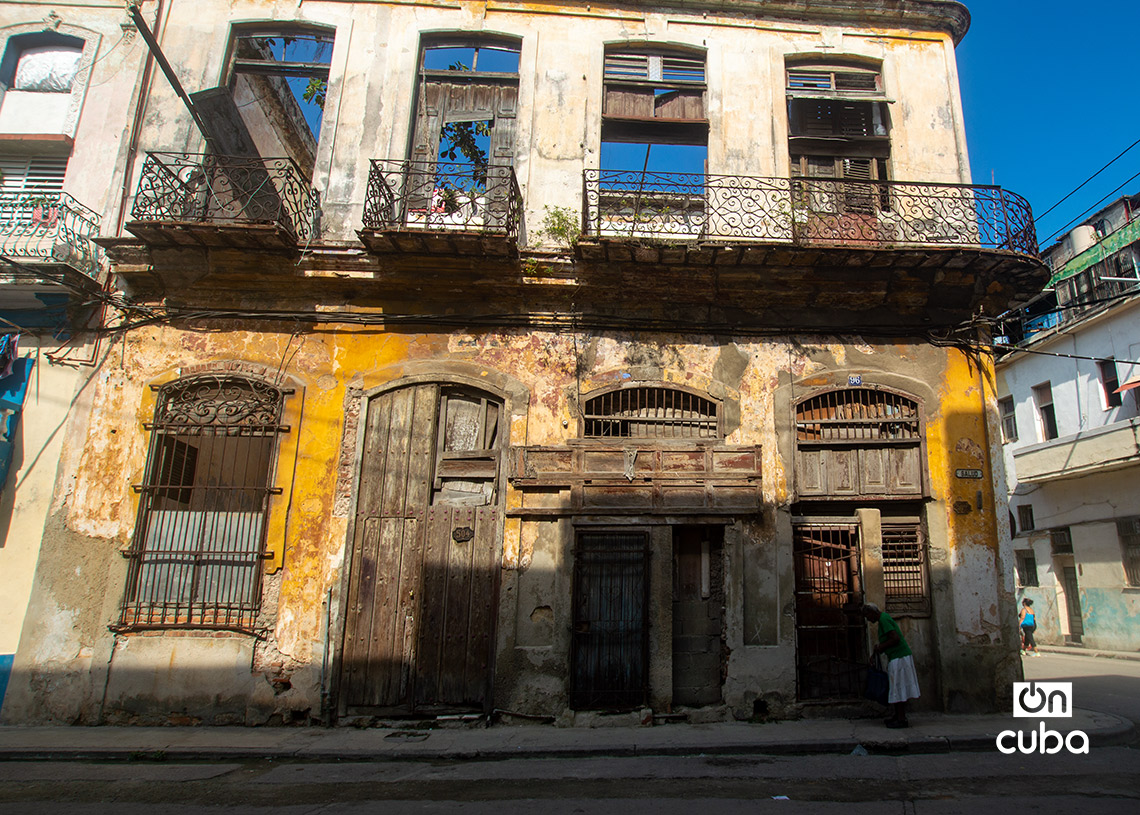 Construction in poor condition on Salud Street, in Centro Habana. Photo: Otmaro Rodríguez.