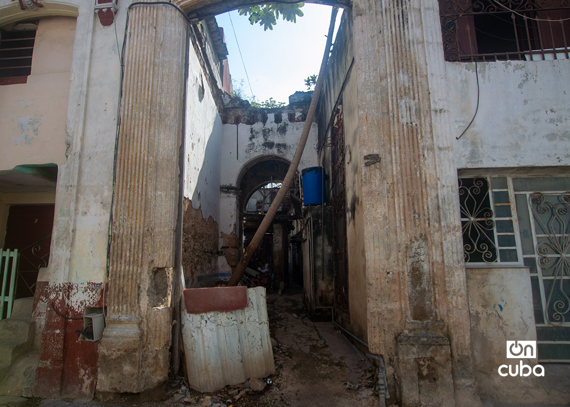 Construction in poor condition on Salud Street, in Centro Habana. Photo: Otmaro Rodríguez.