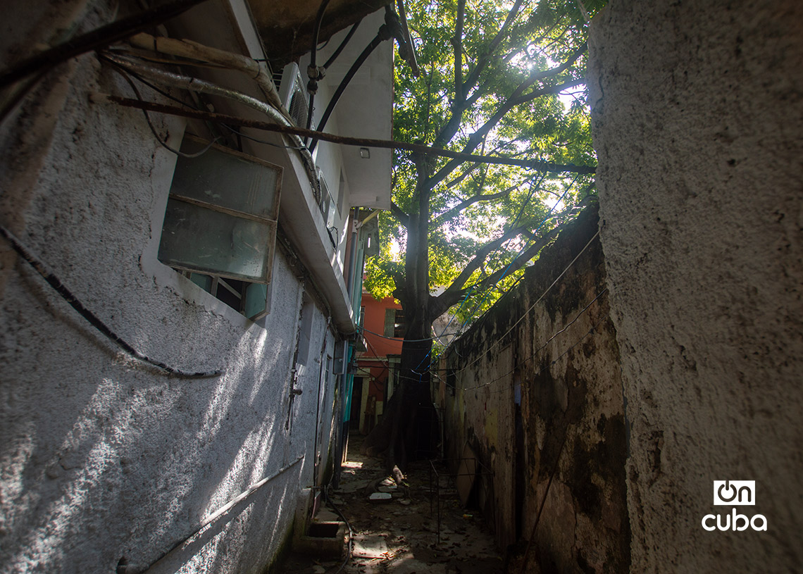 Construction in poor condition on Salud Street, in Centro Habana. Photo: Otmaro Rodríguez.
