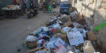 Basura acumulada en el entorno de la calle Salud, en Centro Habana. Foto: Otmaro Rodríguez.