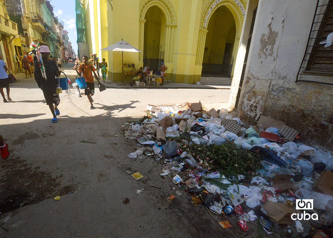Garbage accumulated in the area of ​​Salud Street, in Centro Habana. Photo: Otmaro Rodríguez.