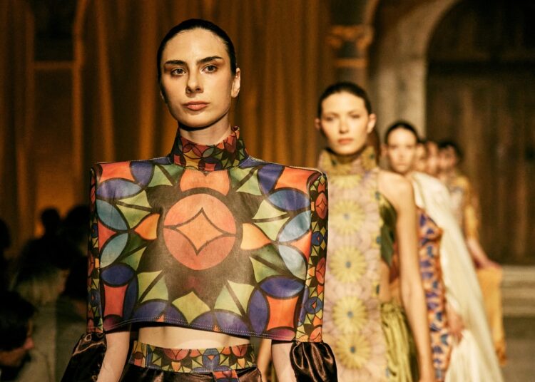 Fashion Show Concierto de Moda Internacional de Venezia. Colección GLOWING CRYSTAL 2024. Foto: Cortesía Carenas.