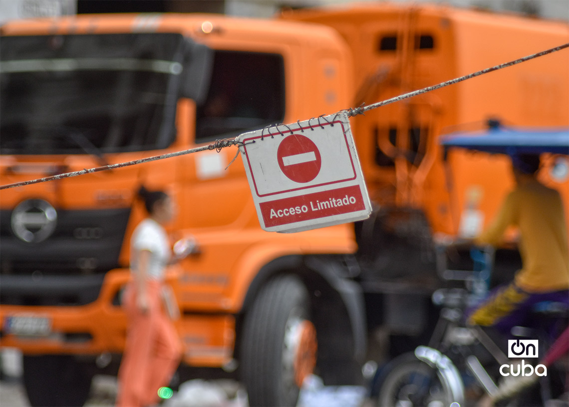 Camión de recogida de basura en La Habana. Foto: Otmaro Rodríguez.