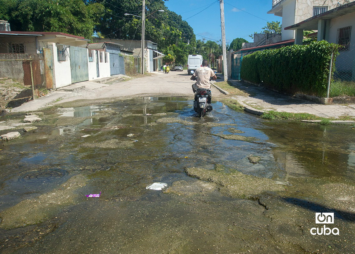 Acumulación de agua en el reparto Casino Deportivo, en La Habana. Foto: Otmaro Rodríguez.