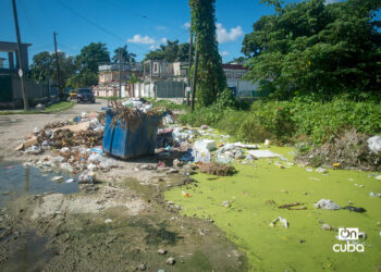 Acumulación de agua y basura en el reparto Casino Deportivo, en La Habana. Foto: Otmaro Rodríguez.