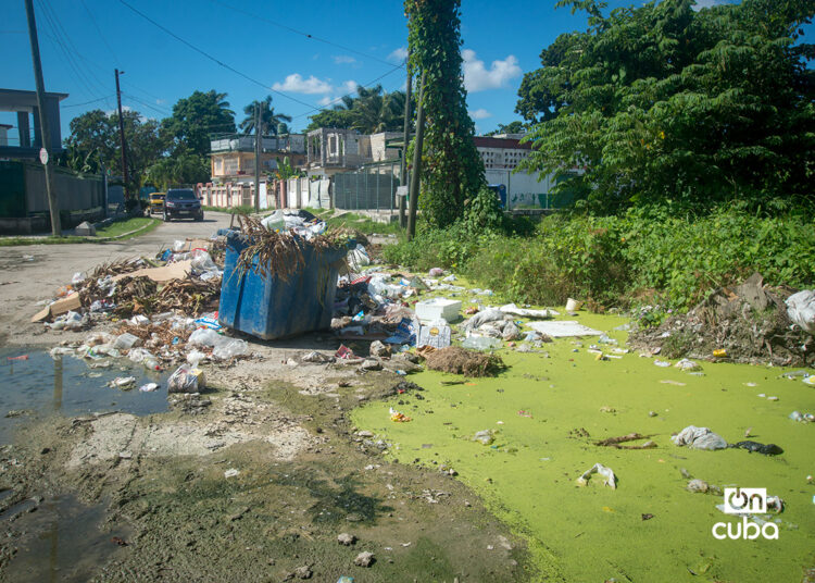 Acumulación de agua y basura en el reparto Casino Deportivo, en La Habana. Foto: Otmaro Rodríguez.