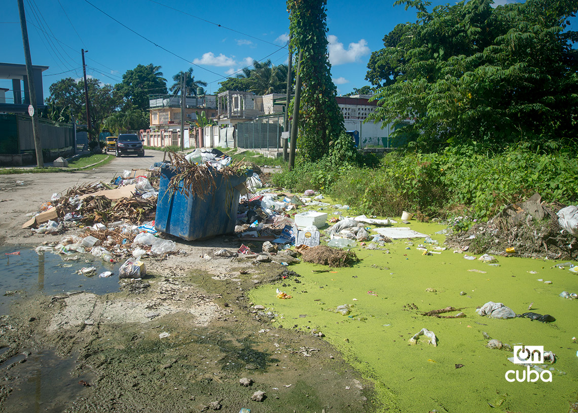 Acumulación de agua y basura en el reparto Casino Deportivo, en La Habana. Foto: Otmaro Rodríguez.