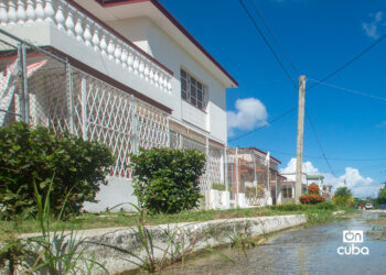 Acumulación de agua en el reparto Casino Deportivo, en La Habana. Foto: Otmaro Rodríguez.