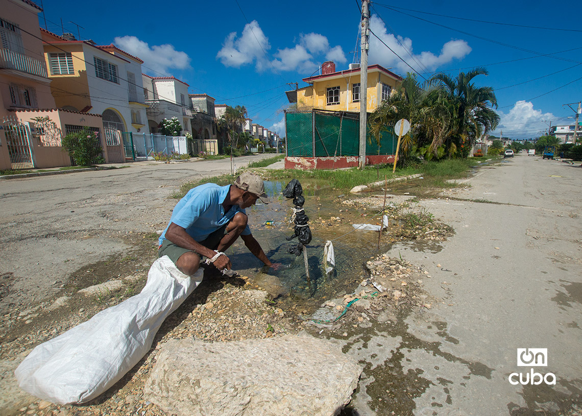 Salidero de agua potable, calle 7ma y 8va, reparto Casino Deportivo, en La Habana. Foto: Otmaro Rodríguez.