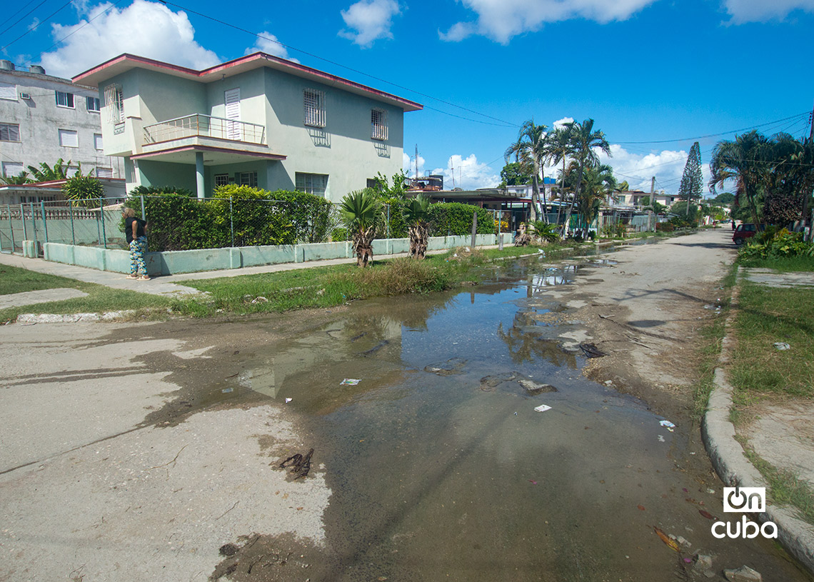Acumulación de agua en el reparto Casino Deportivo, en La Habana. Foto: Otmaro Rodríguez.