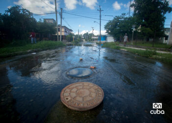 Salidero de agua albañales en la calle Reforma, en el reparto Casino Deportivo, en La Habana. Foto: Otmaro Rodríguez.