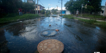 Salidero de agua albañales en la calle Reforma, en el reparto Casino Deportivo, en La Habana. Foto: Otmaro Rodríguez.
