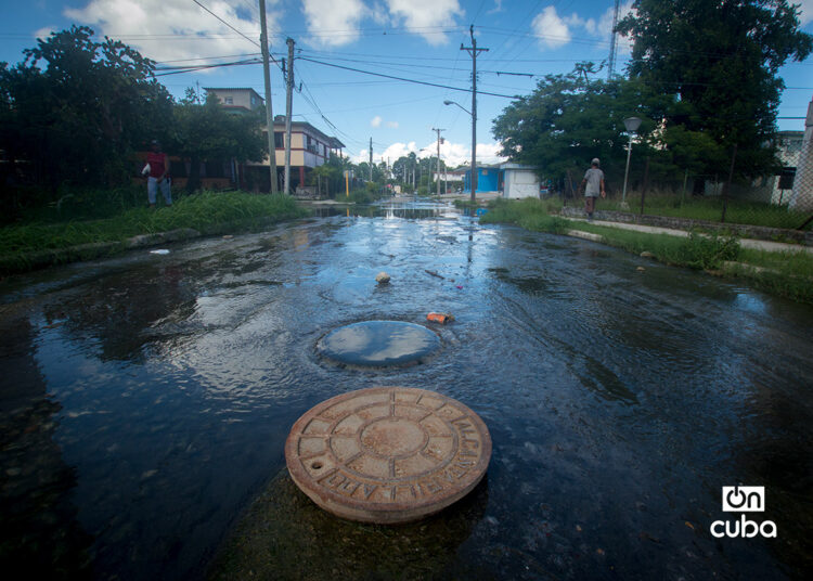 Salidero de agua albañales en la calle Reforma, en el reparto Casino Deportivo, en La Habana. Foto: Otmaro Rodríguez.