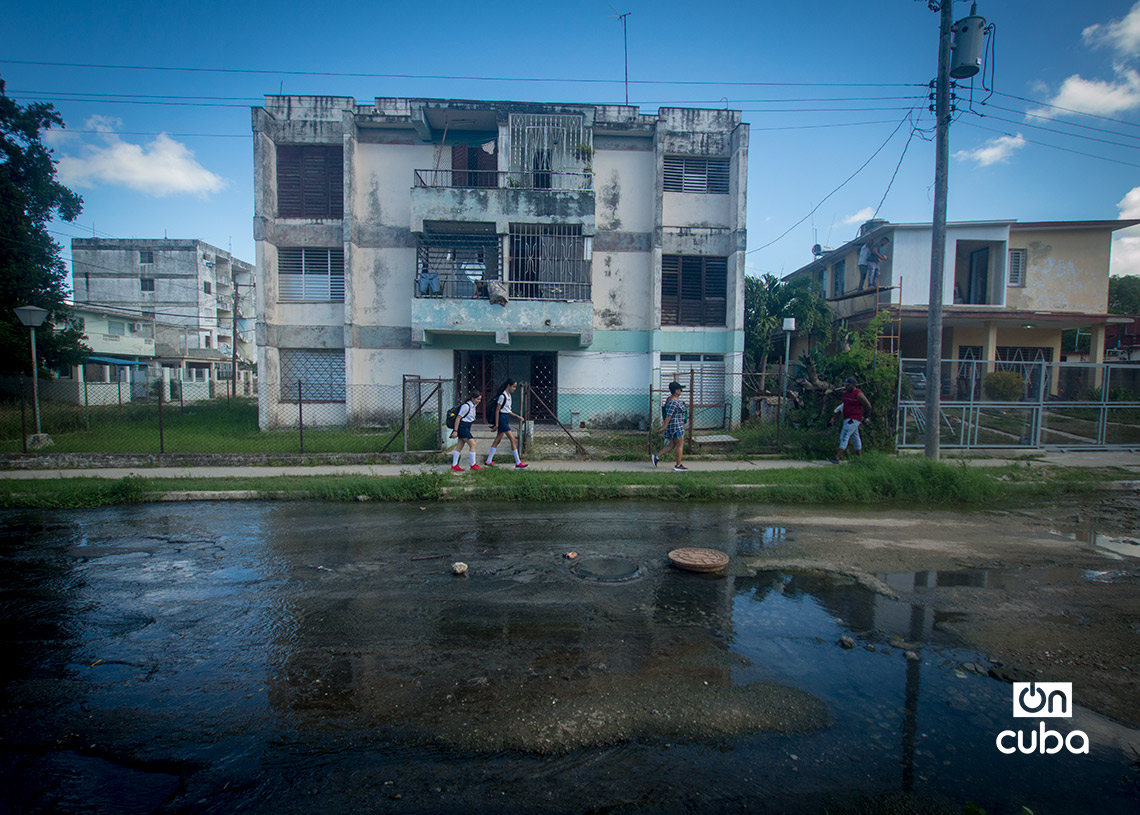 Acumulación de agua en el reparto Casino Deportivo, en La Habana. Foto: Otmaro Rodríguez.
