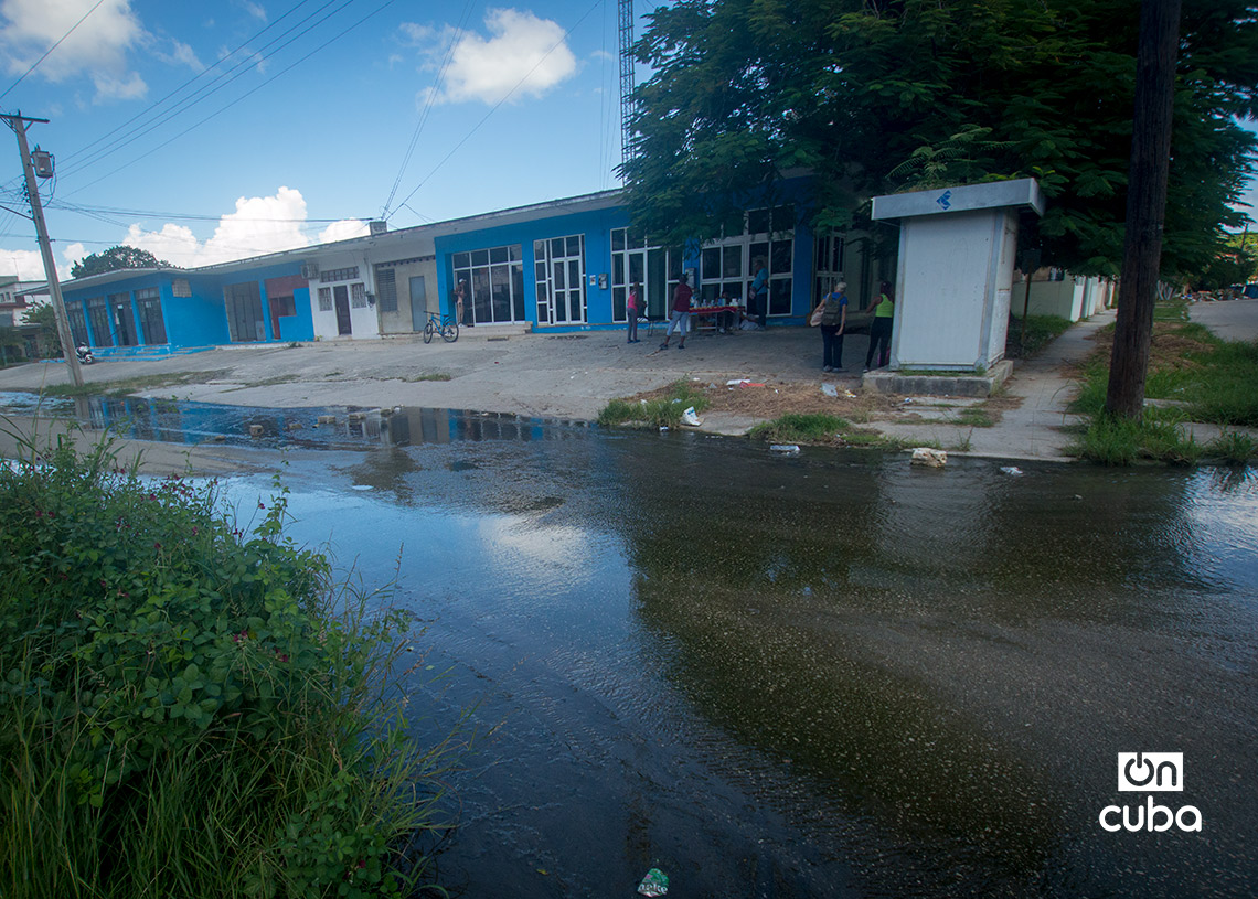 Acumulación de agua en el reparto Casino Deportivo, en La Habana. Foto: Otmaro Rodríguez.